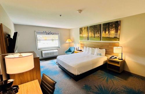 Wynne Hotel | Days Inn & Suites by Wyndham Wynne