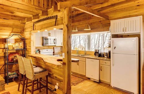 Fort Payne Cabin | Deck, Sauna & Mtn View! Fort Payne Cabin