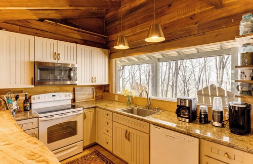 Fort Payne Cabin | Deck, Sauna & Mtn View! Fort Payne Cabin
