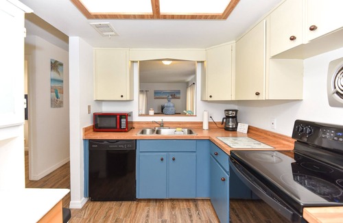 South Daytona Apartment | Delightful Oversized and Newly Updated Studio 5-Minute Walk to River Front