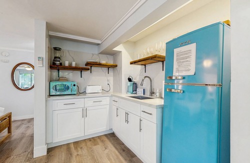 Old Town Apartment | Deluxe ground-floor studio - pool, courtyard, walk to Duval St shops & beach