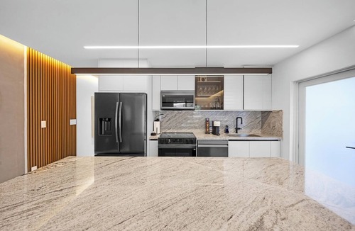 Seybold House | Design District Escape | BBQ and Private HotTub