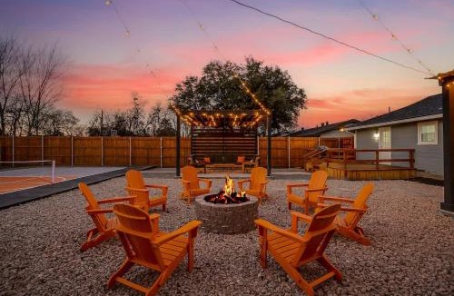 Central Arlington House | Designer Pickleball Hot Tub Basketball 10 minute walk to FIFA AT&T Globe Life and Choctaw Stadiums