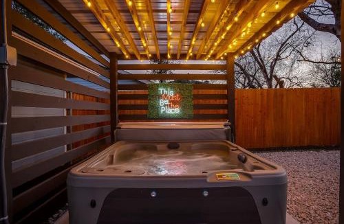 Central Arlington House | Designer Pickleball Hot Tub Basketball 10 minute walk to FIFA AT&T Globe Life and Choctaw Stadiums
