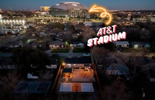 Central Arlington House | Designer Pickleball Hot Tub Basketball 10 minute walk to FIFA AT&T Globe Life and Choctaw Stadiums