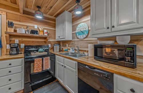 Fort Payne Cabin | Desoto Falls; Hiking; Mentone; Lookout Mtn; Hot tub, No Pet Fee-1 pet-