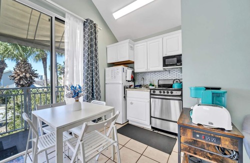 Crystal Beach Cottage | Destin Crystal Beachside Bungalow~Steps to Beach & Pool~Prime location