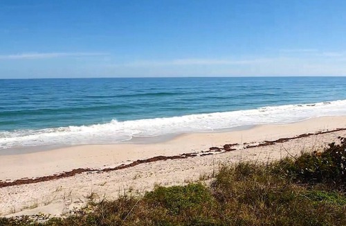 Melbourne Beach House | Direct Ocean Front Accommodation ground-level-Twin Fin