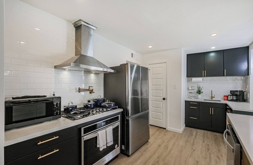 Garden Oaks House | Discover the perfect short or mid-term stay at Libbey, a spacious Oak Forest house that sleeps 13, near Downtown and The Heights. Fully equipped for an exceptional stay, family-friendly, and includes a 1-car garage for easy parking. Book confidently