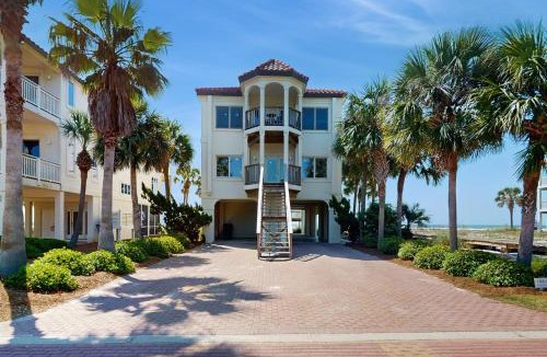 East End House | Dog-friendly beachfront home with private hot tub fireplace on-site pool AC