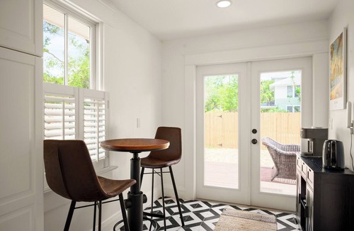 Seminole Heights House | Dog-Friendly Farmhouse – 4BR Fenced Yard, Porch, Walkable to Restaurants & Cafes
