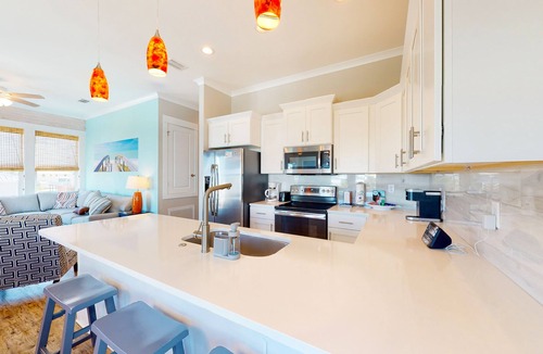 Gulf Shores Cottage | Dog-friendly Gulf view retreat with pool & washer/dryer - a block from the beach