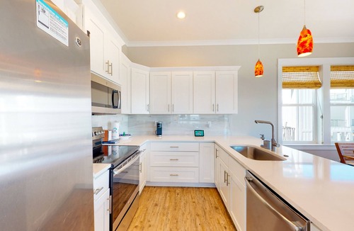 Gulf Shores Cottage | Dog-friendly Gulf view retreat with pool & washer/dryer - a block from the beach