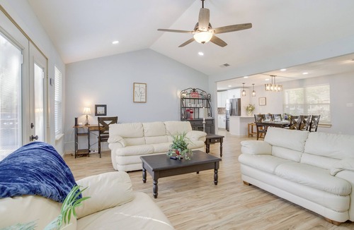 Conroe Cottage | Dog-friendly Home in The Woodlands w/Fenced Yard!
