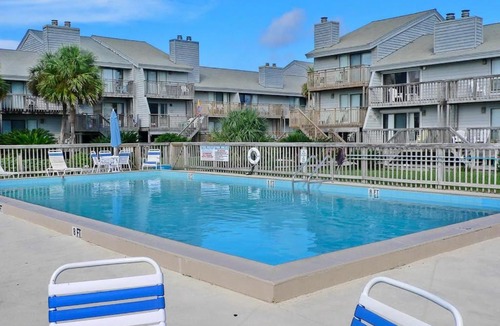 East End House | Dog-friendly poolside townhouse with community pool grills deck beach gear AC