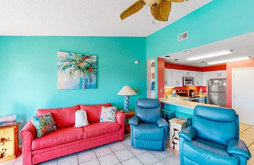 East End House | Dog-friendly poolside townhouse with community pool grills deck beach gear AC
