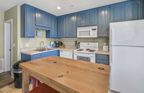 Laguna Beach House | Dog Friendly, Private Pool, Close to the Beach + Free Attraction Tickets!