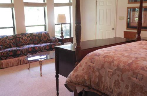 Mineola House | Dogwood Springs Lodgings