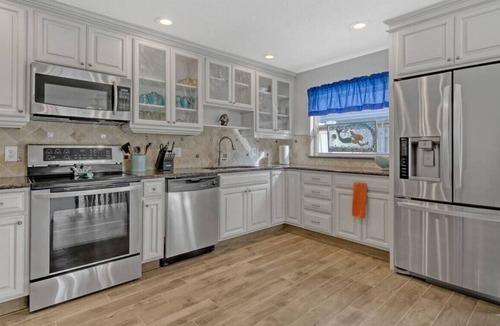 Venetian Way House | Dorset 319 · Paradise Cove-King Master Suite-Swimming Pool