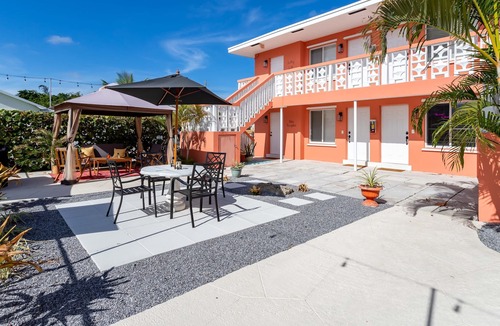 Mango Groves Condo | Downtown! 2 Bedroom with POOL! Close to BEACH and RESTAURANTS!