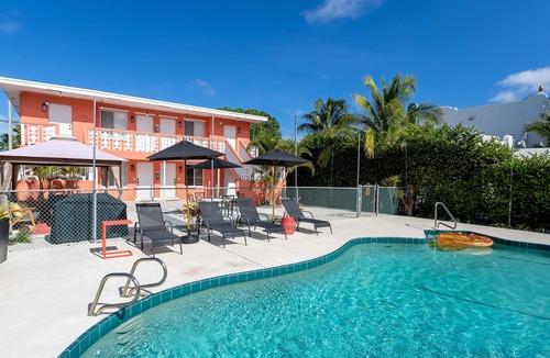 Mango Groves Condo | Downtown! 2 Bedroom with POOL! Close to BEACH and RESTAURANTS!
