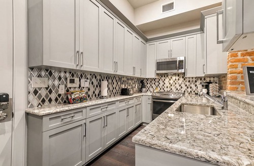 Central Business District Apartment | 🎶🎷 Downtown 2BR Walk to Superdome Parades French Quarter 🎷🎶 - The Jazz