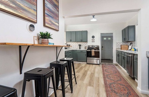 Glen Iris House | Downtown Comfort Hub | 5-Bedroom Retreat for Family & Friends