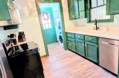 Foley House | Downtown Foley Fairytale Cottage – Sleeps 14, Hot Tub, Near Beaches