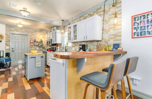 Old East Hill House | Downtown, King,1-3 adults, EZ to beaches, parking