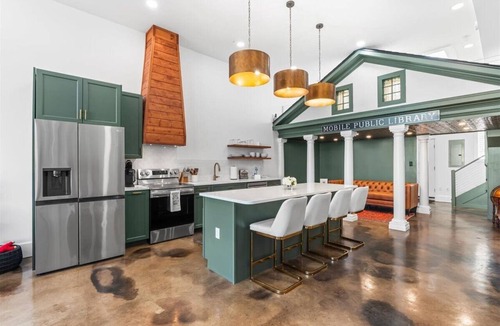 Central Business District Apartment | Downtown Mobile - Walk to everything - Downtown luxe - Pets Welcome