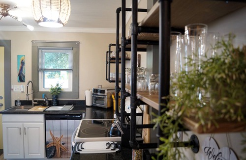 South Pensacola Cottage | ~Downtown Pensacola "Gem on G St" Cottage w/bikes~pets~Walk to Eat and Supposey