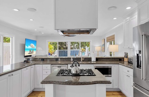 Old Town House | ~DREAMING ON DUVAL~ Grand 5 bedroom, 4.5 bath home with private pool/parking