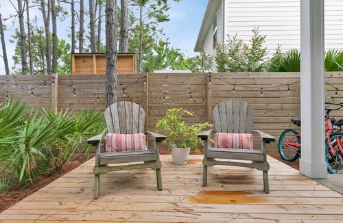 Treetop House | Dreamy Back Yard/Close to Beach and Restaurants