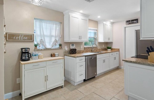 East Naples House | Dreamy Beach House, 4bd+ Pets Friendly+Parking