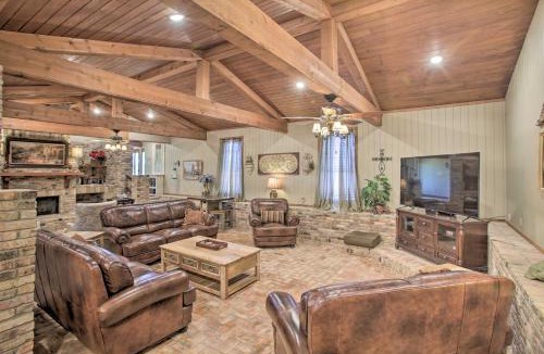 Theriot House | Dularge Grand Villa - Steps to Marina + Fishing!