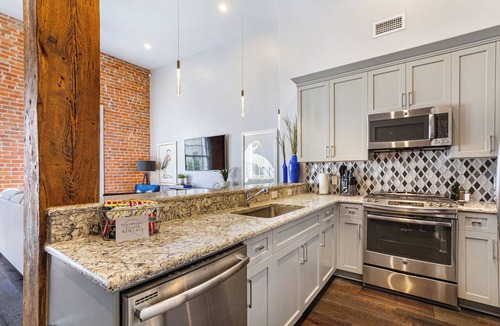 Central Business District Apartment | 💙 DWNTWN NOLA CHARMER,WITH ALL THE FEELS! 2BR+QUEEN Sleeper Sofa+Private Balcony💙The Steamboat