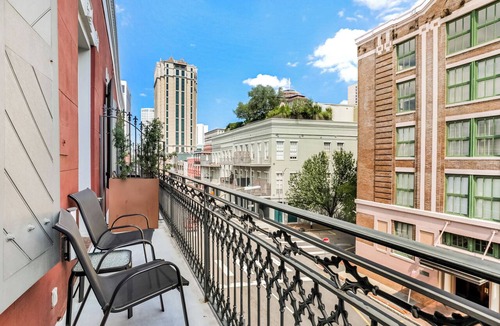 Central Business District Apartment | 💙 DWNTWN NOLA CHARMER,WITH ALL THE FEELS! 2BR+QUEEN Sleeper Sofa+Private Balcony💙The Steamboat