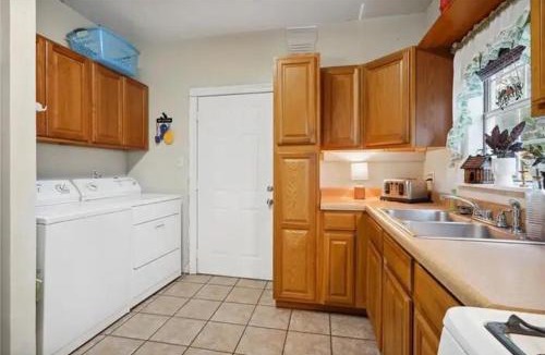 West Riverside Apartment | East Riverside- Great Location-Quiet &