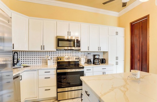 West Lake Forest House | Easy Dtwn NOLA Commute! Elegant Home w/Yard