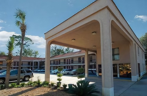 Bay VIew Addition Hotel | Econo Lodge Panama City