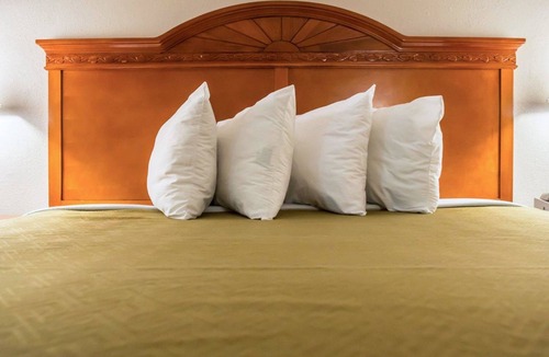 Bay VIew Addition Hotel | Econo Lodge Panama City