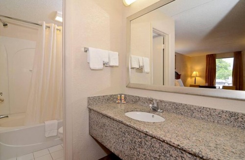 Bay VIew Addition Hotel | Econo Lodge Panama City