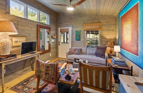 Mentone Cottage | Edith's House-cottage on the pond, steps to downtown