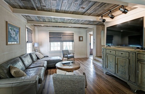 Jackson House | Eight Bed Retreat Getaway in the Heart of Jackson