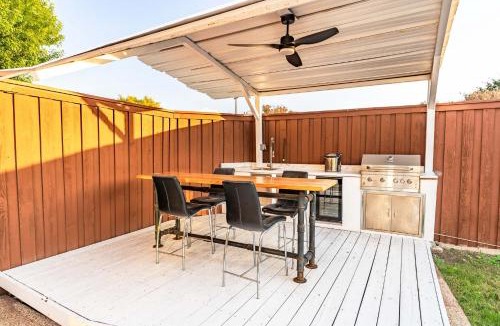 Northwest Carrollton House | Elegant 4BR 2,5BA Holiday Home with Pool, Game Room & Grill