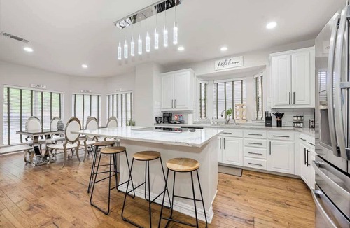 Allen House | Elegant 5 BR 3 Full BA Estate Pool Oasis PingPong Sleeps 22 EV Level 2 Charger