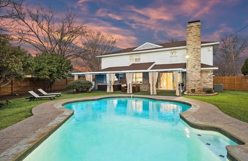 Farmers Branch Villa | Elegant 5BR 2,5BA Holiday Home with Pool, Jacuzzi, BBQ, and Cinema Room