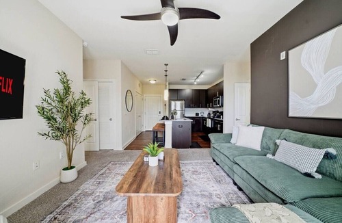 Courier City - Oscawana Apartment | Elegant Escape | 2 King Beds | Pool Yoga Gym