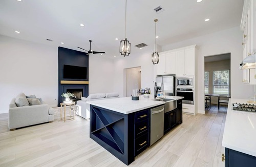 Hull House | Elegant home Among the Trees