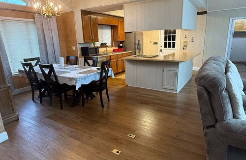Marianna House | Elegant Peaceful Lakefront house in pleasant Marianna with WiFi, AC